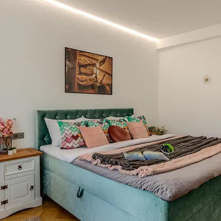 Luxury Penthouse - 2 Bedroom Jacuzzi Near Grand At Universitate شقة بوخارست