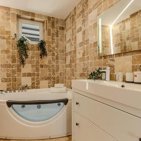 Luxury Penthouse - 2 Bedroom Jacuzzi Near Grand At Universitate شقة بوخارست