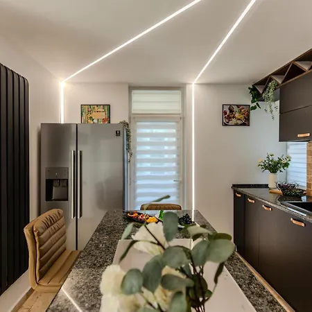 Luxury Penthouse - 2 Bedroom Jacuzzi Near Grand At Universitate Boekarest