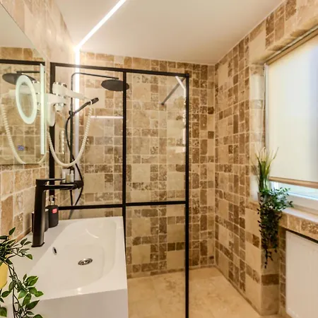 Luxury Penthouse - 2 Bedroom Jacuzzi Near Grand At Universitate Appartement Boekarest