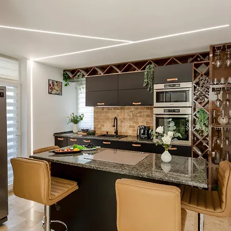 Luxury Penthouse - 2 Bedroom Jacuzzi Near Grand At Universitate Apartament