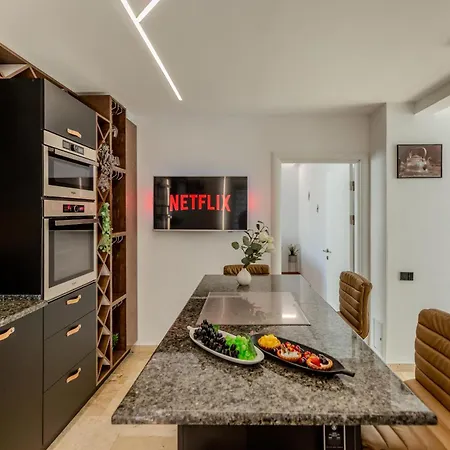 Luxury Penthouse - 2 Bedroom Jacuzzi Near Grand At Universitate Apartament
